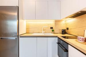 AMAS 2BR Ap 6 Parking, Balcony & Kitchen