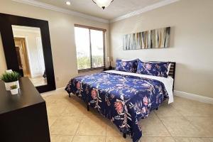 Tropical Oasis home w Community Pool great area