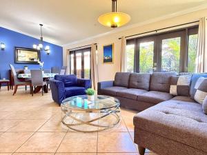 Tropical Oasis home w Community Pool great area