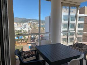 Beautiful ocean-view apartment in Roses