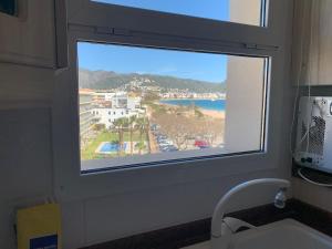 Beautiful ocean-view apartment in Roses