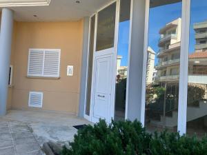 Beautiful ocean-view apartment in Roses