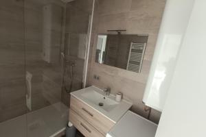 Apartment with pool near the beach