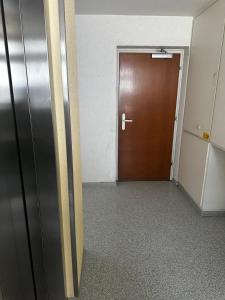 Panorama City Appartement Göppingen - 5 Einzelbetten, Küche, Balkon, Parkplatz, Aufzug, WLAN