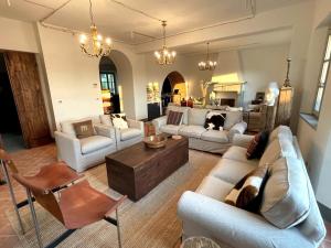 Villa Panoramica, pool, gardens & parking in Historic Town