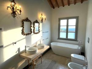 Villa Panoramica, pool, gardens & parking in Historic Town