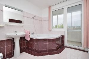 Modern 3-room apartment near the swimming pool, 10 minutes to the center