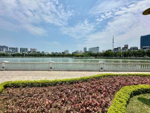 Stunning Lake View Studio with Beautiful Sunrise Every Morning