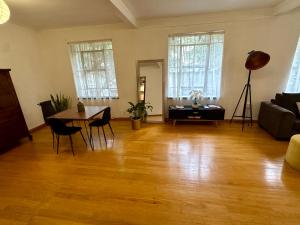 Amplio apartamento en calle peatonal a pasos del Centro Historico