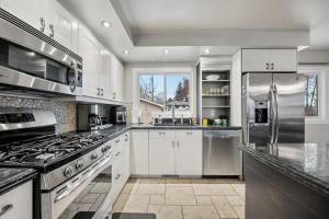 Bark & Bloom Bungalow Fenced Yard Pet Friendly