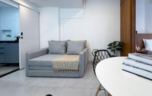 Modern design and 24-hour concierge on Rio Branco