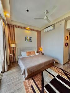 Apex Suites, Couple friendly, near expo mart