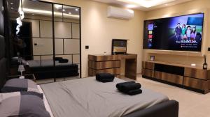 Solea - 2BR Penthouse with Rooftop Jacuzzi & BBQ