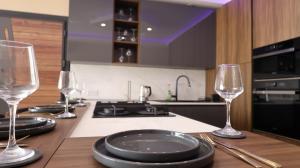 Solea - 2BR Penthouse with Rooftop Jacuzzi & BBQ