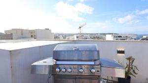 Solea - 2BR Penthouse with Rooftop Jacuzzi & BBQ