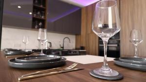 Solea - 2BR Penthouse with Rooftop Jacuzzi & BBQ