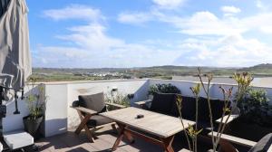 Solea - 2BR Penthouse with Rooftop Jacuzzi & BBQ
