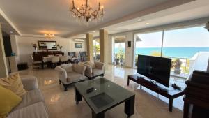 Where Blue Meets Blue Seaside Apt with Great Views