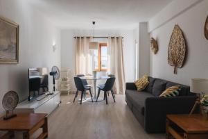Apartment with Balcony - 5 min Walk to the Beach & Restaurants