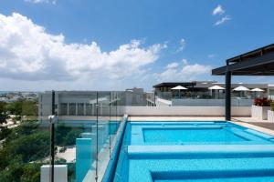 Stylish Condo w Roof Pool & Jacuzzi in Prime Playa