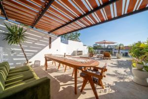 Darina Villa - Private Rooftop Escape with Pool Close to Beach