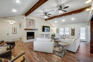 Your Rustic Retreat w Backyard Oasis Pool Patio