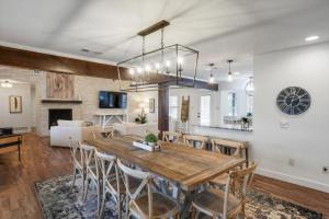 Your Rustic Retreat w Backyard Oasis Pool Patio