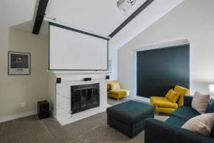 Perfect Getaway Home w Pool Jacuzzi Cinema Room