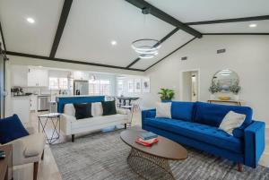 Perfect Getaway Home w Pool Jacuzzi Cinema Room