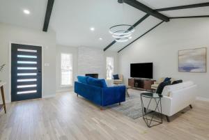 Perfect Getaway Home w Pool Jacuzzi Cinema Room