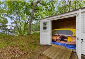Lakefront Guesthouse w Sunrise View Dock