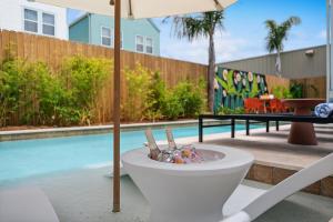 Tropical Escape wPool near JazzFest, FQ, Bourbon