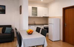 Lovely Apartment In Vir With Wifi