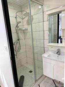 Apartment with Sea View, 5 Minutes from the Beach