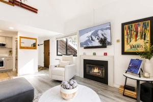 Redpine Peaks Condo Mins to Ski Canyons Resort, Hot tub, Golf, Walk to Lifts!
