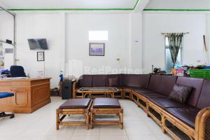 Ombai Guest House 27 Syariah Mitra RedDoorz