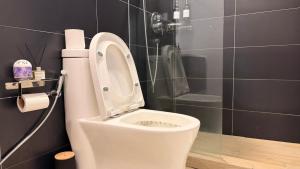 Casa De Luxe 2 Bedroom Apartment on Mombasa rd Near JKIA Airport and SGR, With a Pool, Gym and Next to a Mall, Close to Emara Olesereni & Eka Hotel