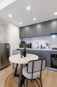 Casa De Luxe 2 Bedroom Apartment on Mombasa rd Near JKIA Airport and SGR, With a Pool, Gym and Next to a Mall, Close to Emara Olesereni & Eka Hotel