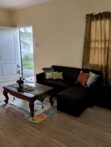 2-bedroom House with Air-conditioning in Calintaan