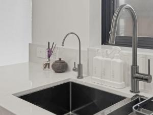 Spacious North Bondi Apt w Balcony near beach