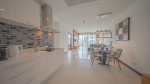 Prime 11, High Floor Over Pool, 2 Br, 2 Balcony