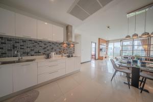 Prime 11, High Floor Over Pool, 2 Br, 2 Balcony