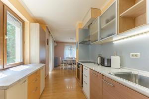 Sea Garden flat with private parking