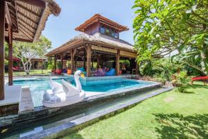 Villa Emma - 3BR Unique Wooden Villa in Canggu