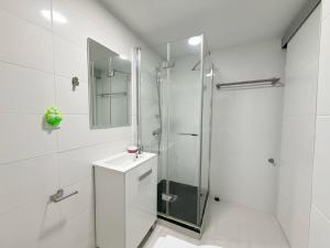 VIS3 - Newly Renovated Apartment with AC and Lift - Central Torremolinos