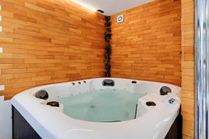 Holiday Home With Pool And Wellness - Happy Rentals