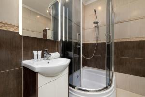 Turquoise Apartment in Cracow with Large Terrace by Noclegi Renters