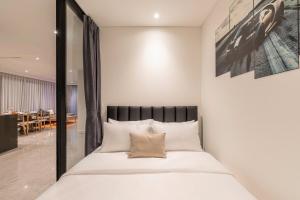 Luxury 3 plus 1 Bedroom Residence in Metropole Opera