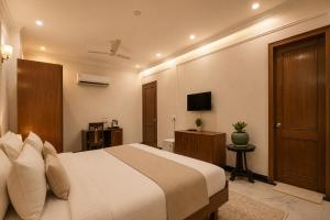 Hotel Heaven Silk 108, Near Galleria Market & Phase I Metro