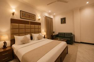 Hotel Heaven Silk 108, Near Galleria Market & Phase I Metro